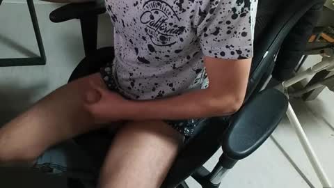 julia_official online show from 04-15-26, 07:58