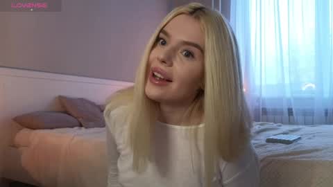 Snapshot of juliacontrol chatting on 12-23-24, 06:22 Molly online show from 12-23-24, 06:22