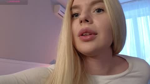 Snapshot of juliacontrol chatting on 01-05-25, 06:24 Molly online show from 01-05-25, 06:24