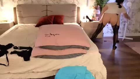 juliamillss online show from 06-30-26, 12:11