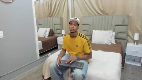 Snapshot of julian_billy chatting on 02-17-25, 05:32 julian billy online show from 02-17-25, 05:32