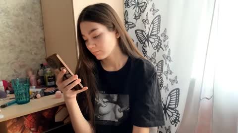 Snapshot of julianeaukamp chatting on 02-25-26, 01:48 Viola online show from 02-25-26, 01:48