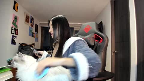 Snapshot of julidavila chatting on 12-09-24, 12:12 Jeimy Help me to reach 100 thumbs up online show from 12-09-24, 12:12