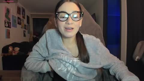 Snapshot of julidavila chatting on 09-11-25, 02:00 Jeimy Help me to reach 100 thumbs up online show from 09-11-25, 02:00