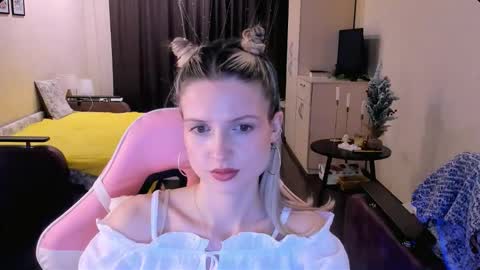 Julie online show from 12-03-25, 02:04