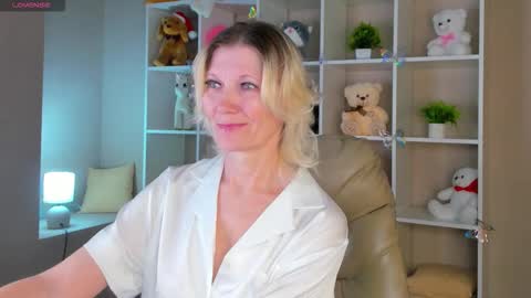 Snapshot of julie_lucasss chatting on 02-23-26, 01:03 Julie Lucasss online show from 02-23-26, 01:03