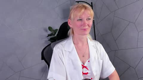Julie Lucasss online show from 05-12-26, 09:28