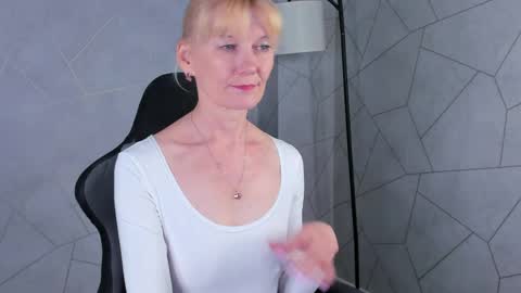 Julie Lucasss online show from 05-13-26, 12:19