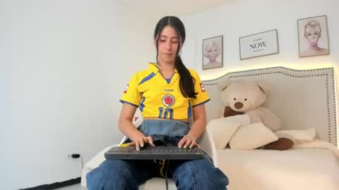Snapshot of juliee_ross chatting on 07-07-26, 12:31 juliee_ross online show from 07-07-26, 12:31