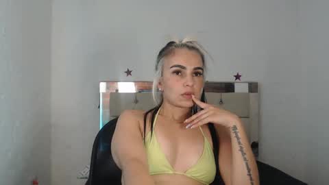 Snapshot of julieta__fox_ chatting on 01-15-25, 09:35 julieta__fox_ online show from 01-15-25, 09:35