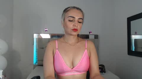 Snapshot of julieta__fox_ chatting on 01-24-25, 03:32 julieta__fox_ online show from 01-24-25, 03:32