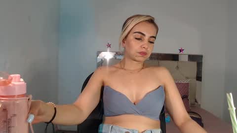 Snapshot of julieta__fox_ chatting on 03-08-25, 05:38 julieta__fox_ online show from 03-08-25, 05:38