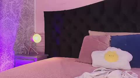 Snapshot of julieta_cortes__ chatting on 06-26-26, 12:09 Julieta online show from 06-26-26, 12:09