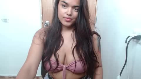Snapshot of julietta_l chatting on 01-31-25, 04:27 Juli online show from 01-31-25, 04:27