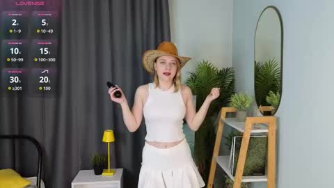 Mia online show from 11-06-25, 03:18