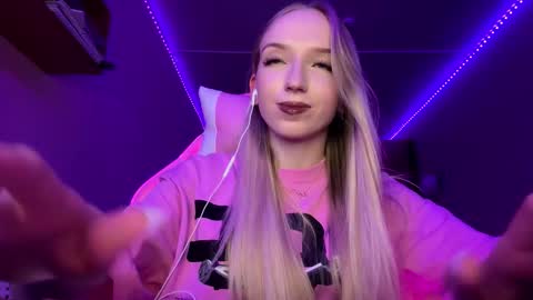 Snapshot of julissariecke chatting on 10-04-25, 04:38 Sofie online show from 10-04-25, 04:38