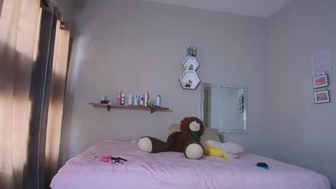 Snapshot of just_isa chatting on 05-29-26, 08:29 Isa y Luci online show from 05-29-26, 08:29