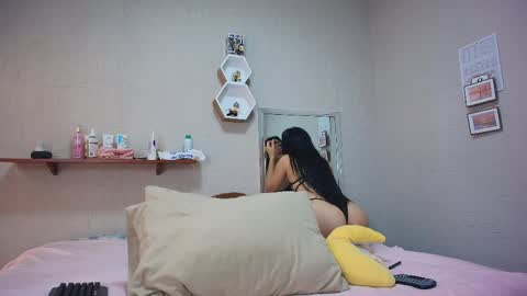 Snapshot of just_isa chatting on 05-30-26, 04:15 Isa y Luci online show from 05-30-26, 04:15