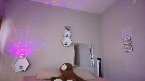 Snapshot of just_isa chatting on 06-05-26, 05:07 Isa y Luci online show from 06-05-26, 05:07