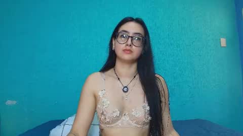 Snapshot of just_isa chatting on 06-20-26, 02:53 Isa y Luci online show from 06-20-26, 02:53