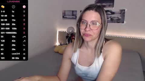 Julie online show from 09-11-25, 04:12