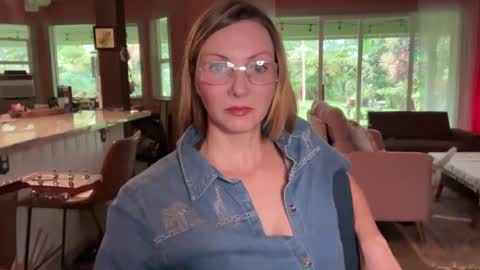 Snapshot of kaileeshy chatting on 01-01-25, 03:13 Kailee Smile online show from 01-01-25, 03:13