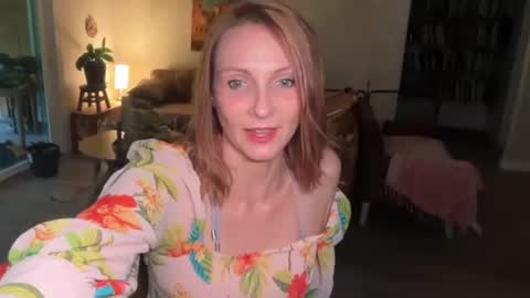 Snapshot of kaileeshy chatting on 06-20-26, 04:48 Kailee Smile online show from 06-20-26, 04:48