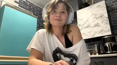 Snapshot of kaitlindumay chatting on 06-22-26, 06:27 I am Lee ntmu Lets hit 10 Thumbs Up together online show from 06-22-26, 06:27