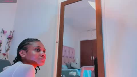 Snapshot of kamila_arias chatting on 06-25-26, 01:04 online show from 06-25-26, 01:04