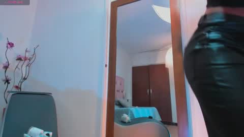 Snapshot of kamila_arias chatting on 06-27-26, 01:17 online show from 06-27-26, 01:17
