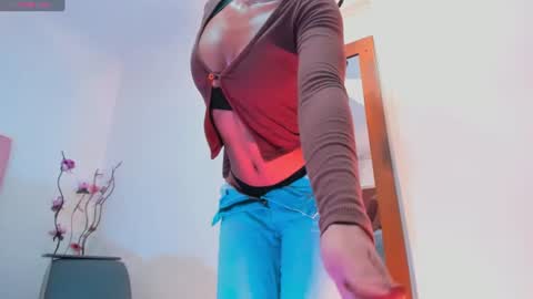 Snapshot of kamila_arias chatting on 06-30-26, 01:12 online show from 06-30-26, 01:12