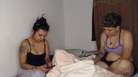 Snapshot of kammy_cami chatting on 05-12-26, 11:51 kammy y camila online show from 05-12-26, 11:51