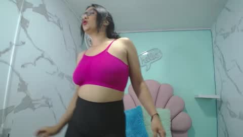 Snapshot of karime_sexygirl chatting on 01-15-25, 11:53 Karime online show from 01-15-25, 11:53