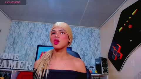Snapshot of karol_vanessa__ chatting on 05-18-26, 12:00 karol Vanessa online show from 05-18-26, 12:00