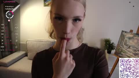 Snapshot of karoline__whitee chatting on 06-10-26, 10:19 Karoline online show from 06-10-26, 10:19