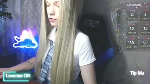 Snapshot of karolynafox chatting on 06-27-26, 08:30 Caroline Fox online show from 06-27-26, 08:30
