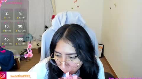 Snapshot of kat_ly_chan chatting on 02-19-25, 12:33 Kat online show from 02-19-25, 12:33