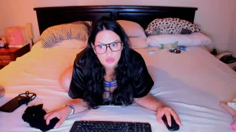 Snapshot of katarina_synnn chatting on 06-25-26, 02:32 kata online show from 06-25-26, 02:32