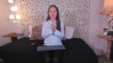 Snapshot of kate_thompson_ chatting on 05-25-26, 11:27 Kathe online show from 05-25-26, 11:27