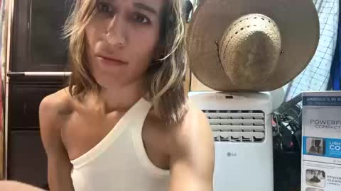 Snapshot of katelinxxx chatting on 10-10-25, 03:38 Katelin online show from 10-10-25, 03:38