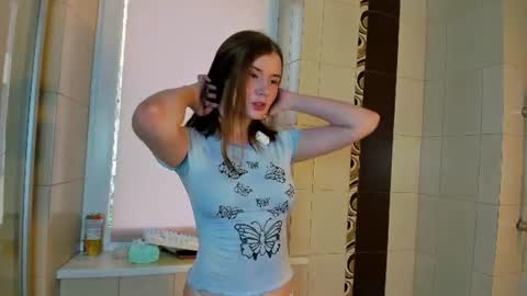 Snapshot of katiecarti chatting on 07-31-26, 02:05 Katrina online show from 07-31-26, 02:05