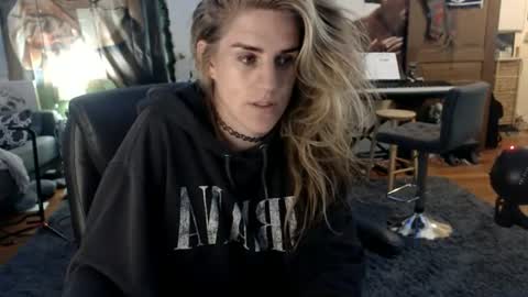 Snapshot of katiecutie_5 chatting on 08-06-26, 04:36 Katie online show from 08-06-26, 04:36