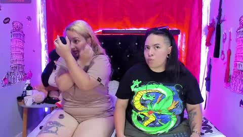 Snapshot of katieeandsharon chatting on 01-27-25, 12:22 SHARON KATIEE online show from 01-27-25, 12:22