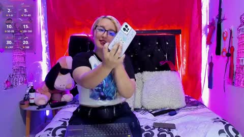 Snapshot of katieeandsharon chatting on 01-29-25, 02:30 SHARON KATIEE online show from 01-29-25, 02:30