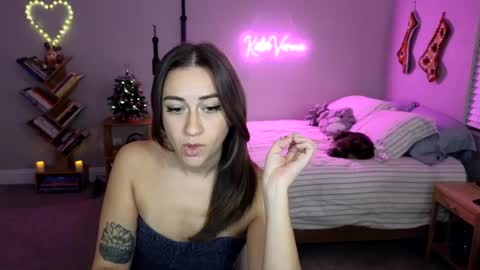 Snapshot of katieverona chatting on 12-21-24, 01:47 Katie Verona online show from 12-21-24, 01:47