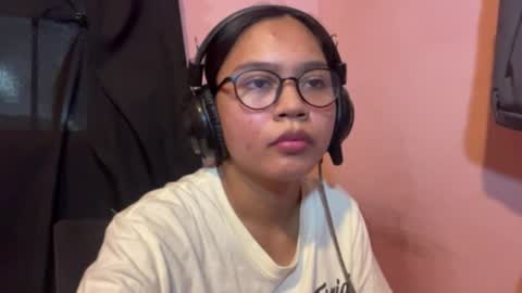 Snapshot of katlynpelyo chatting on 05-27-26, 02:25 Lily online show from 05-27-26, 02:25