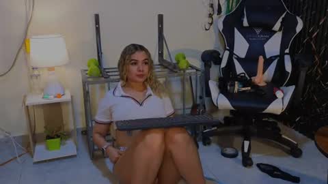 Snapshot of katt_bdsm chatting on 06-21-26, 04:48 Katt online show from 06-21-26, 04:48