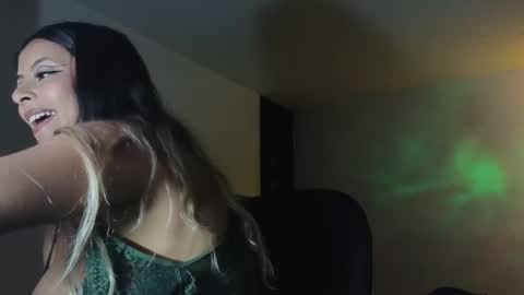 Snapshot of katty_bluntt chatting on 01-11-25, 04:59 Luu sell online show from 01-11-25, 04:59