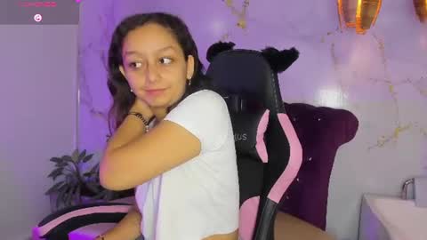 Snapshot of katy_sweet19 chatting on 06-27-26, 10:42 Katy online show from 06-27-26, 10:42