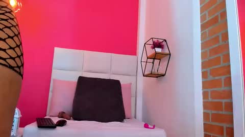 Snapshot of kendal_sexy3 chatting on 09-18-25, 12:29 Camila online show from 09-18-25, 12:29